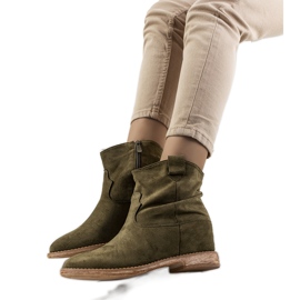 Botas verdes en un tacón de cuña Hunjet para interiores