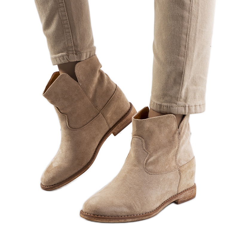Botines Zoki beige con cuña forrada Botines Zoki beige con cuña forrada