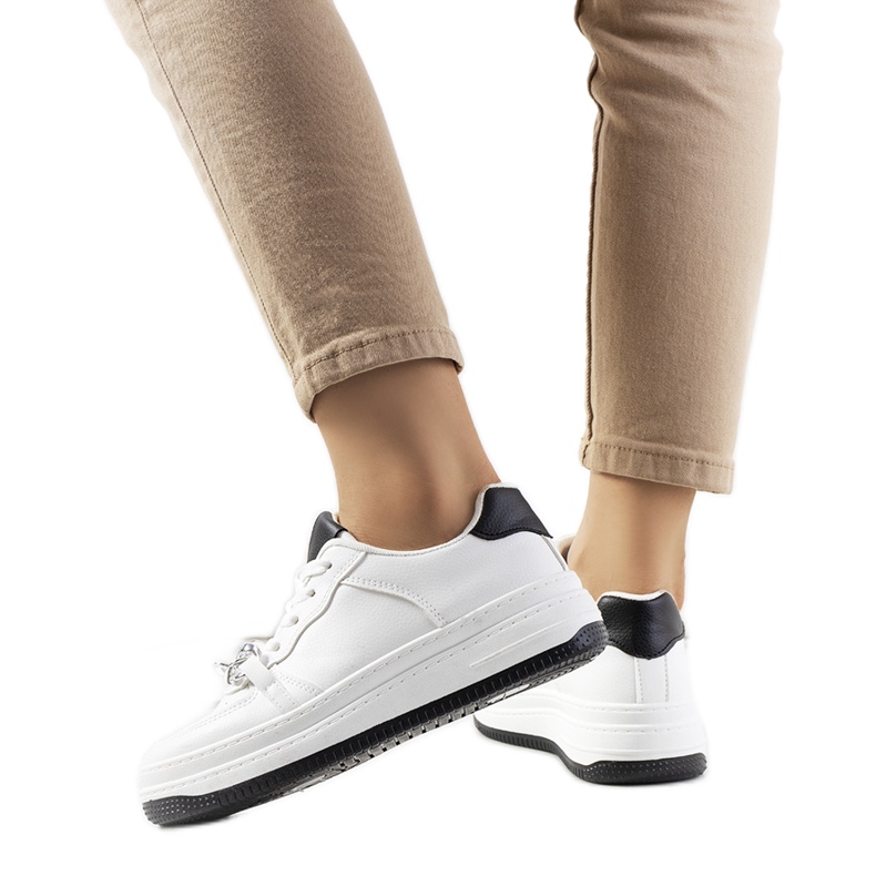 Deportivas blancas con cadena de Maring blanco