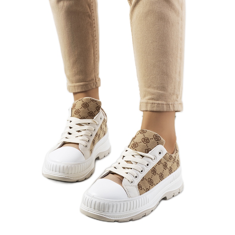 Zapatillas beige en la plataforma Meliko