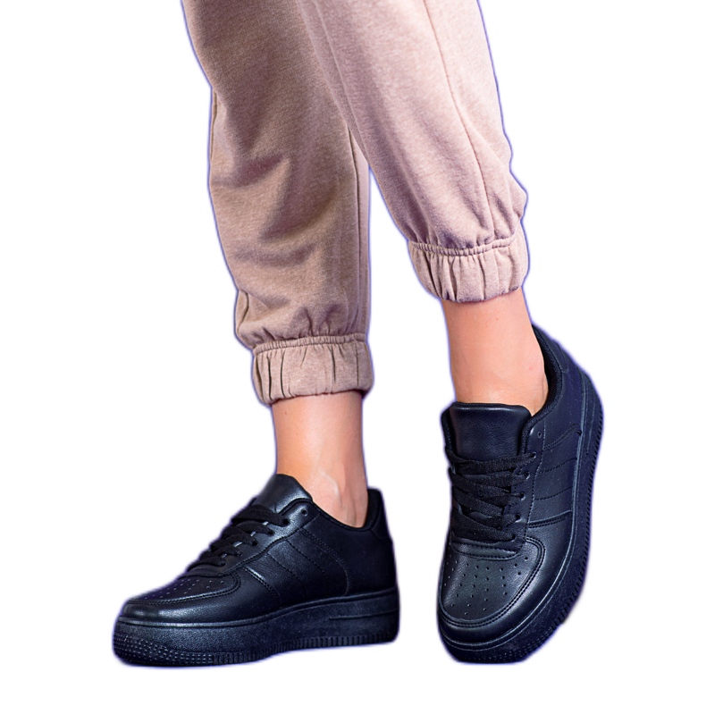 Zapatos deportivos de mujer negros en la plataforma Shelovet.