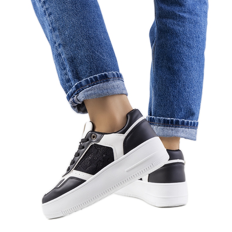 Zapatillas negras en la plataforma de Coronel negro Zapatillas negras en la plataforma de Coronel negro