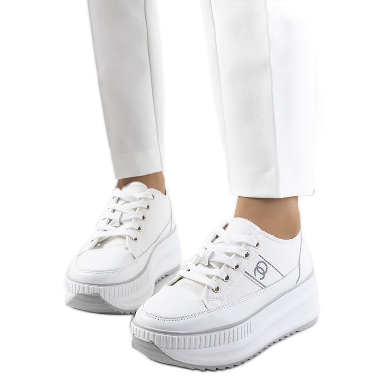 BM Zapatillas blancas en una suela alta de Barsu. blanco
