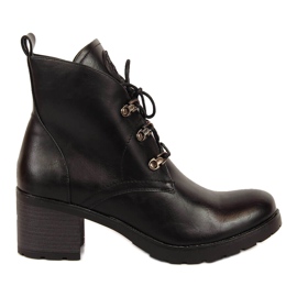Botas aislantes Potocki negras en un bloque negro Botas aislantes Potocki negras en un bloque negro