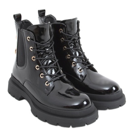 Botines lacados con cadena Jake Black negro