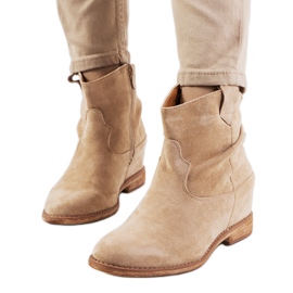 Botas beige en un tacón de cuña Hunjet para interiores