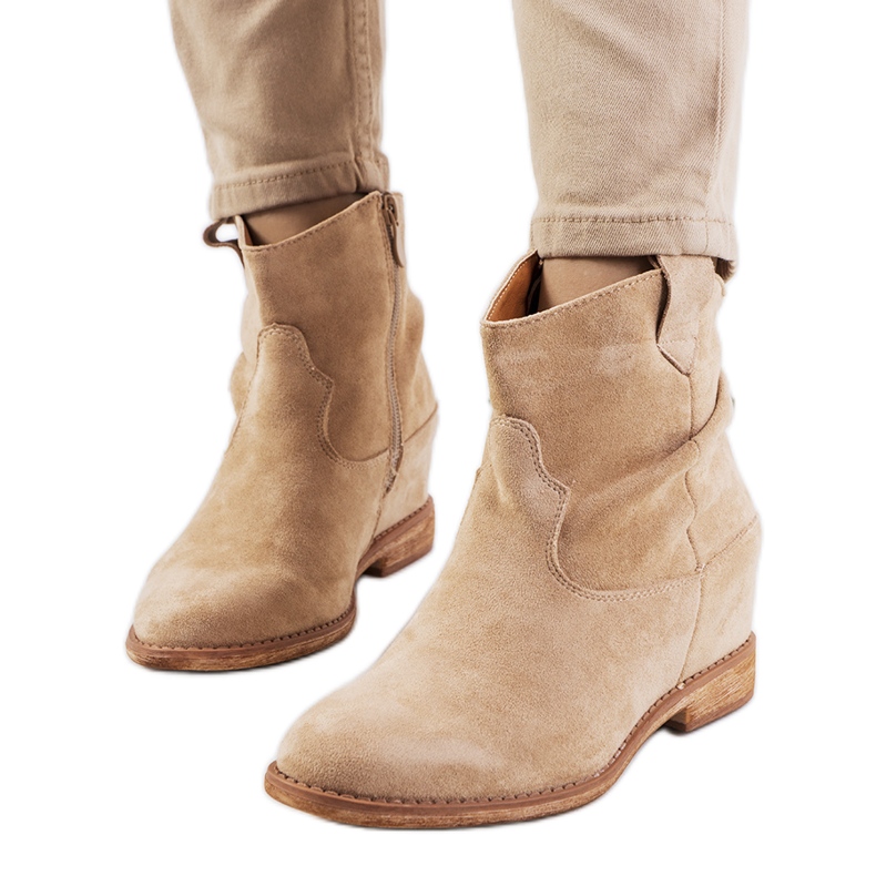 Botas beige en un tacón de cuña Hunjet para interiores Botas beige en un tacón de cuña Hunjet para interiores