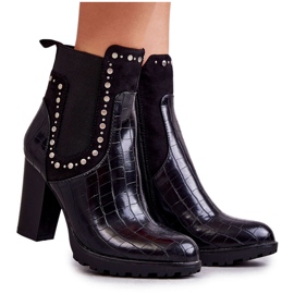 PG1 Botas de serpiente Wissey Snake negras en un poste negro