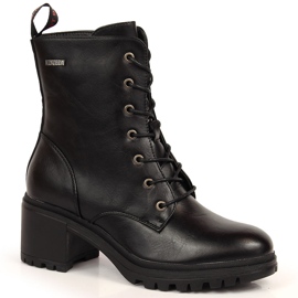 Botas negras con cordones Vinceza en el poste negro