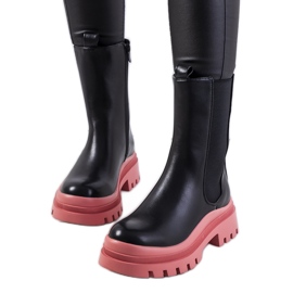 Botas negras en la plataforma rosa Ruket. negro