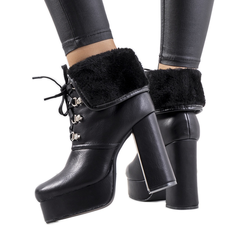 Botas negras en el puesto de Medina. negro
