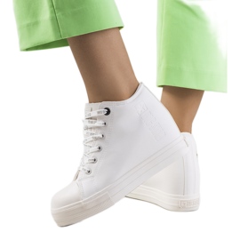 Zapatillas blancas en la cuña Big Star EE274128 blanco