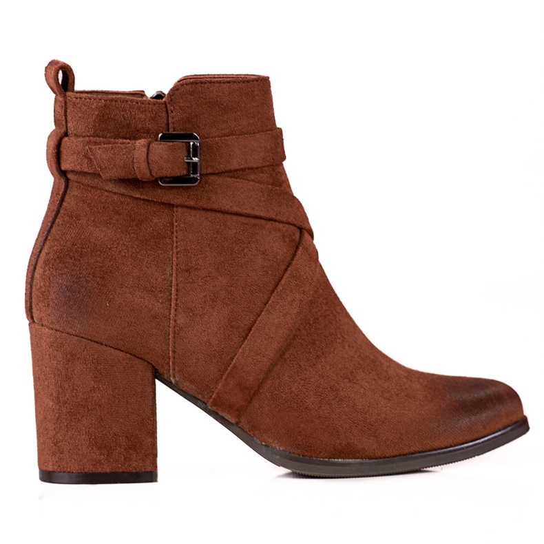 Botas clásicas de mujer en el puesto de Shelovet. marrón