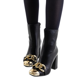 Botas negras en el puesto de Engi. negro