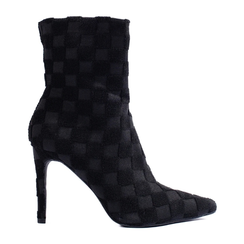 Botines de mujer altos y entallados con tacón alto. negro