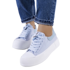 Zapatillas azules en la plataforma Kilkenny