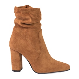 Botas marrones de mujer en el poste Shelovet con parte superior con volantes. marrón Botas marrones de mujer en el poste Shelovet con parte superior con volantes. marrón