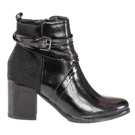 Botas de mujer en el puesto de Shelovet. negro