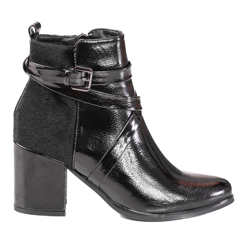 Botas de mujer en el puesto de Shelovet. negro