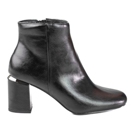 Botas clásicas de mujer negras en el puesto de Shelovet. negro