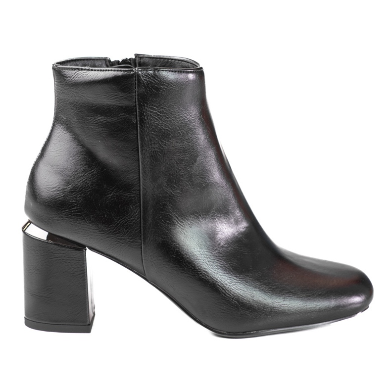 Botas clásicas de mujer negras en el puesto de Shelovet. negro