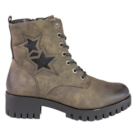 Trabajadoras de Shelovet en un puesto bajo verde Trabajadoras de Shelovet en un puesto bajo verde