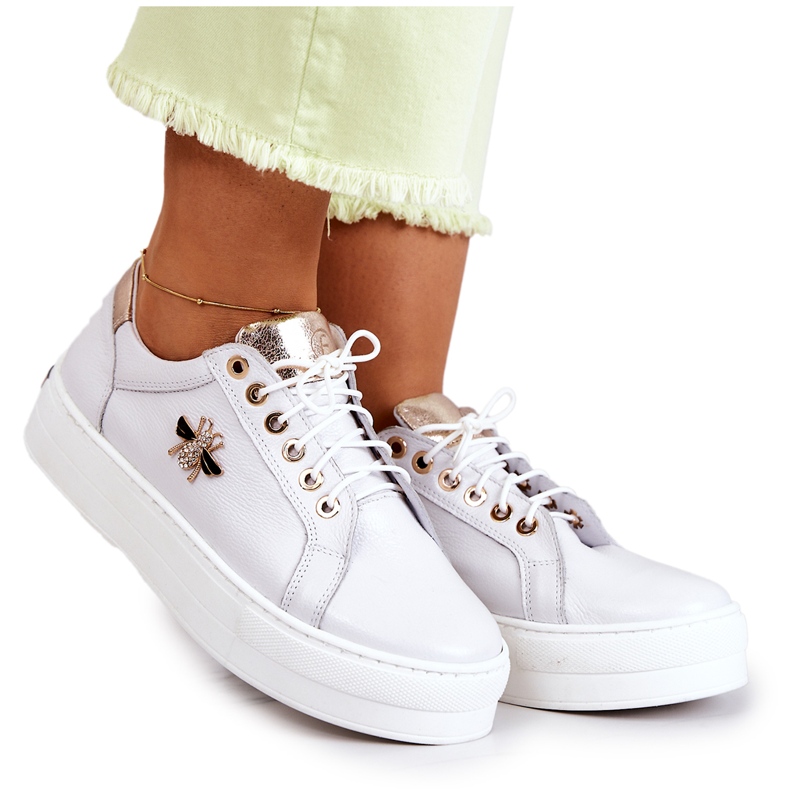 Zapatos deportivos de cuero para mujeres en la plataforma Filipczyk con circones blancos