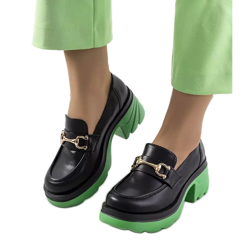 Zapatos brogue negros sobre suela verde de Korgal