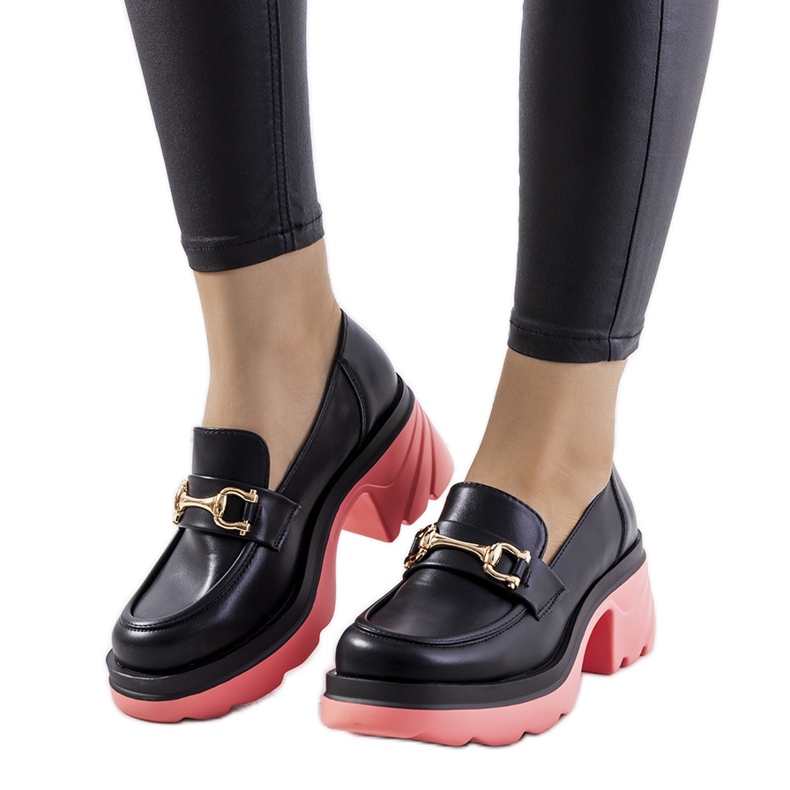 Zapatos brogue negros sobre suelas rosas de Korgal
