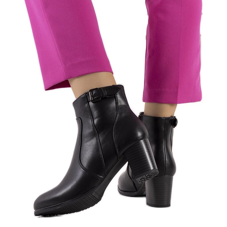 Botas negras en un poste bajo de Bogotá negro Botas negras en un poste bajo de Bogotá negro