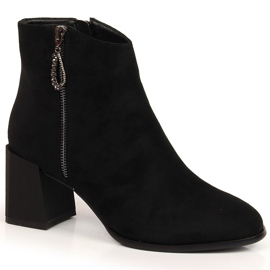 S.Barski Botas de mujer sobre bloque de ante negro de S. Bararski