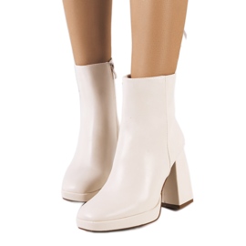 Botas beige en el puesto de Jilin