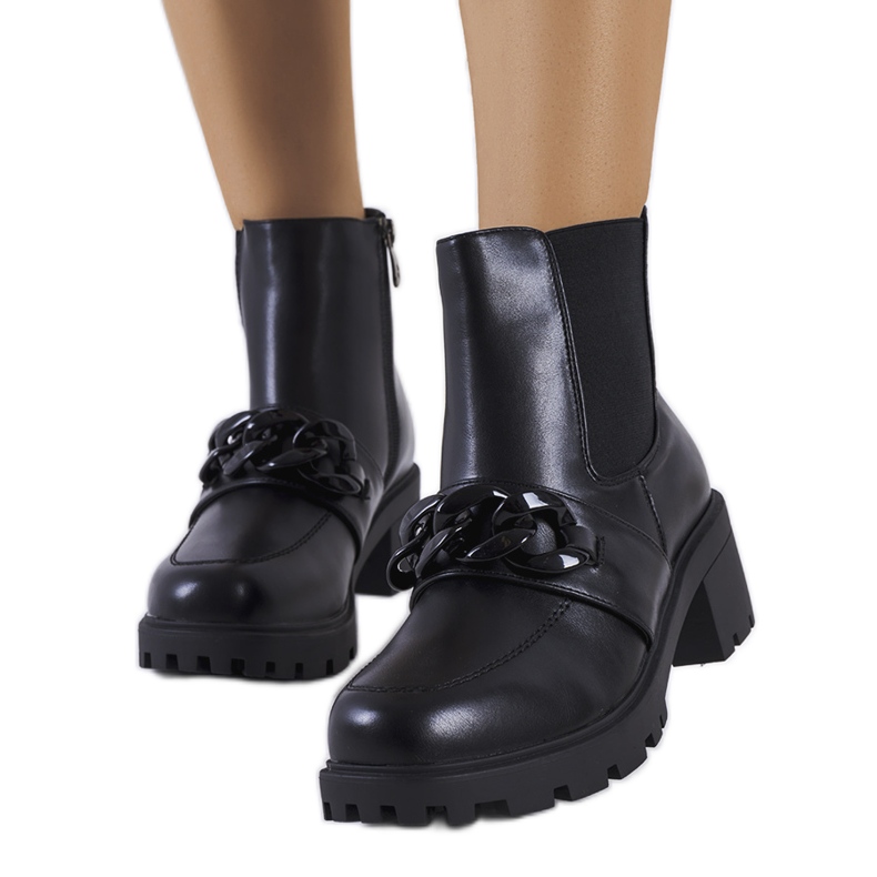 Botines negros con cadena Bilka