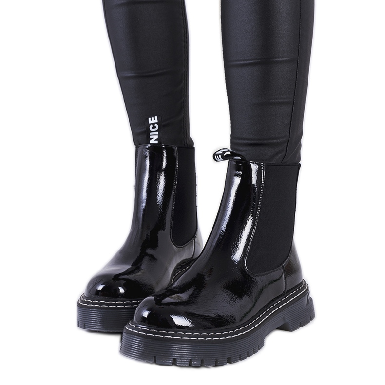 Botines Chelsea lacados en negro de Vido