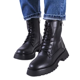 Botas negras en una enorme suela de Osaka negro