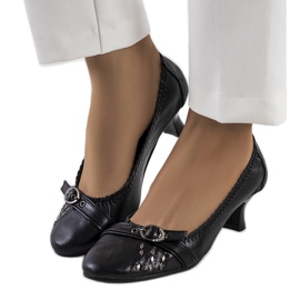 Zapatos de salón negros con elástico de Djoko Zapatos de salón negros con elástico de Djoko
