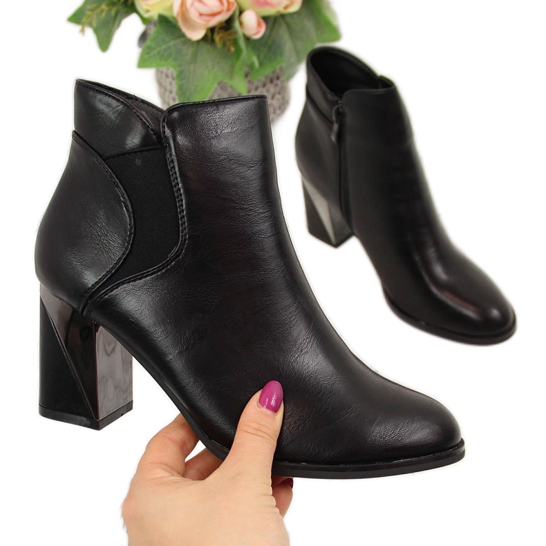 Jezzi Botas aislantes negras en un poste decorativo negro