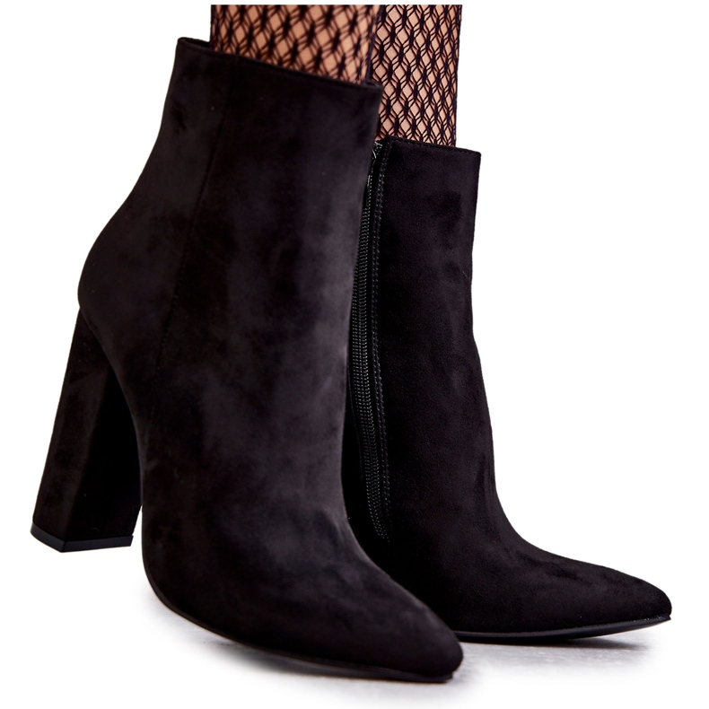 Elegantes botas Suede Black Ettany en un poste negro