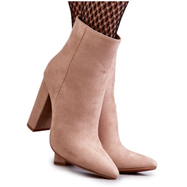 Elegantes botas de ante sobre poste en beige oscuro Ettany