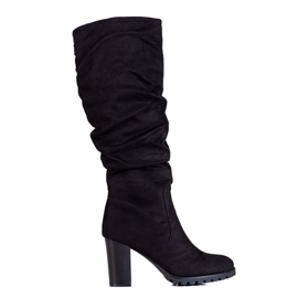 Botas de ante para mujer en un poste con una parte superior de Vinceza con volantes negro