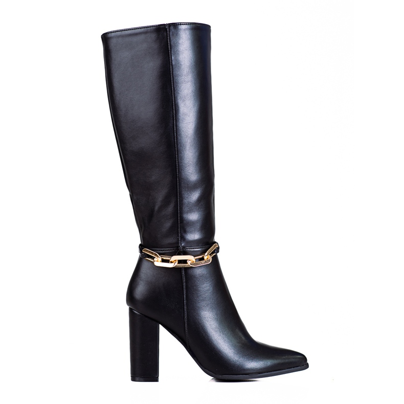 Botas de mujer elegantes en el puesto de Shelovet. negro