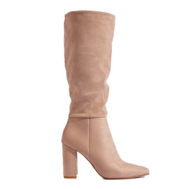 Botas clásicas beige para mujer en el puesto Shelovet fabricadas en ante ecológico marrón