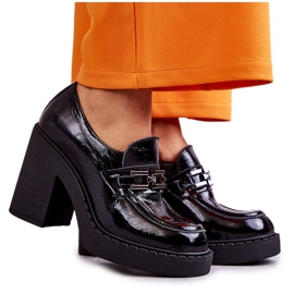 Zapatos lacados en un poste masivo de Black Jaime negro