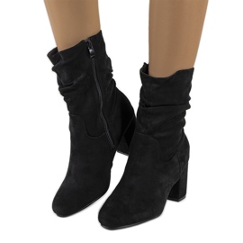 Botas negras en el puesto de Howard negro