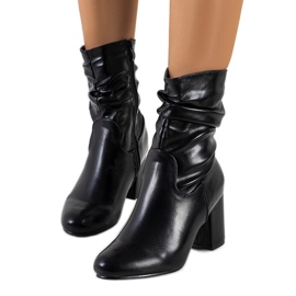 Botas negras en el puesto de Hilda. negro