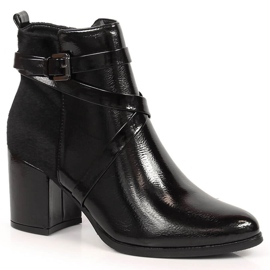 Botas aisladas negras Laura La.Fi con piel en un poste negro