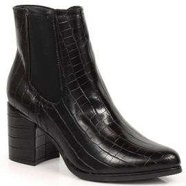 Botas de mujer en el poste de ganchillo negro aislado Laura La.Fi Botas de mujer en el poste de ganchillo negro aislado Laura La.Fi