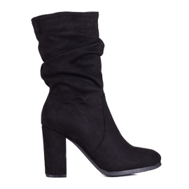 Botas de mujer en un poste Shelovet alto con parte superior con volantes negro