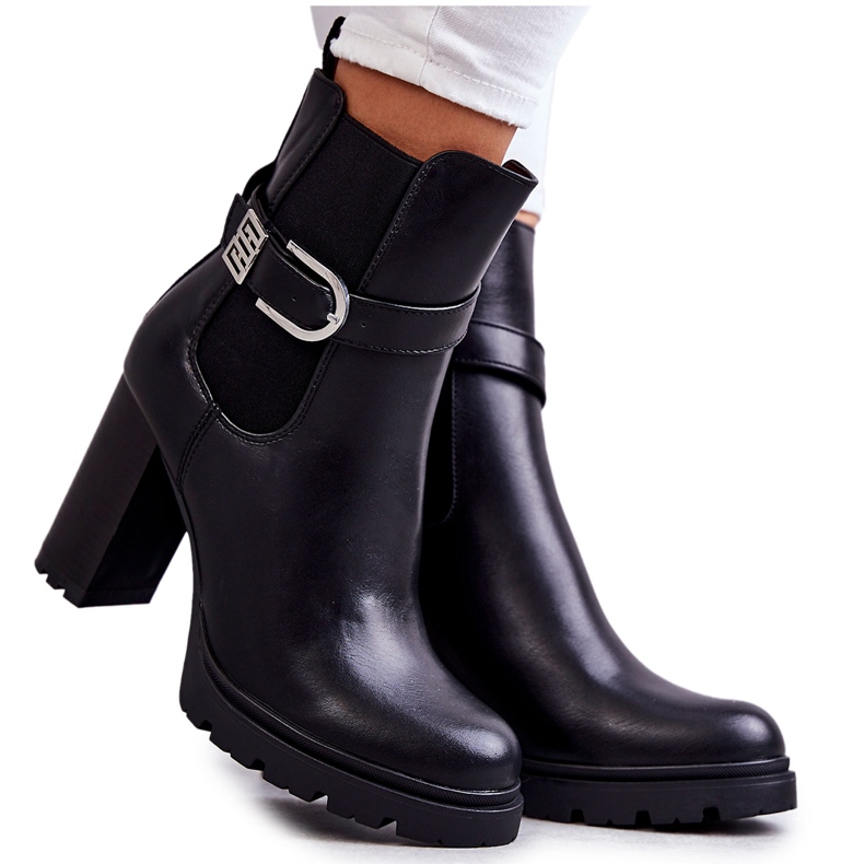 FE1 Botas de piel Maresol negras sobre poste con cinturón decorativo negro