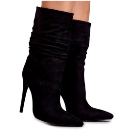 Botas negras arrugadas de mujer negro